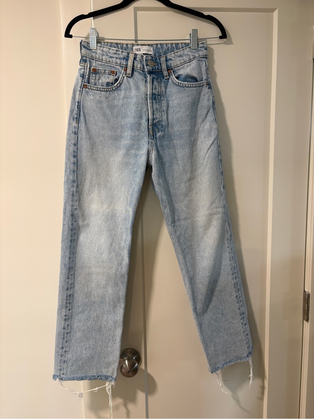 Zara Light Blue Straight-Leg frayed Jeans